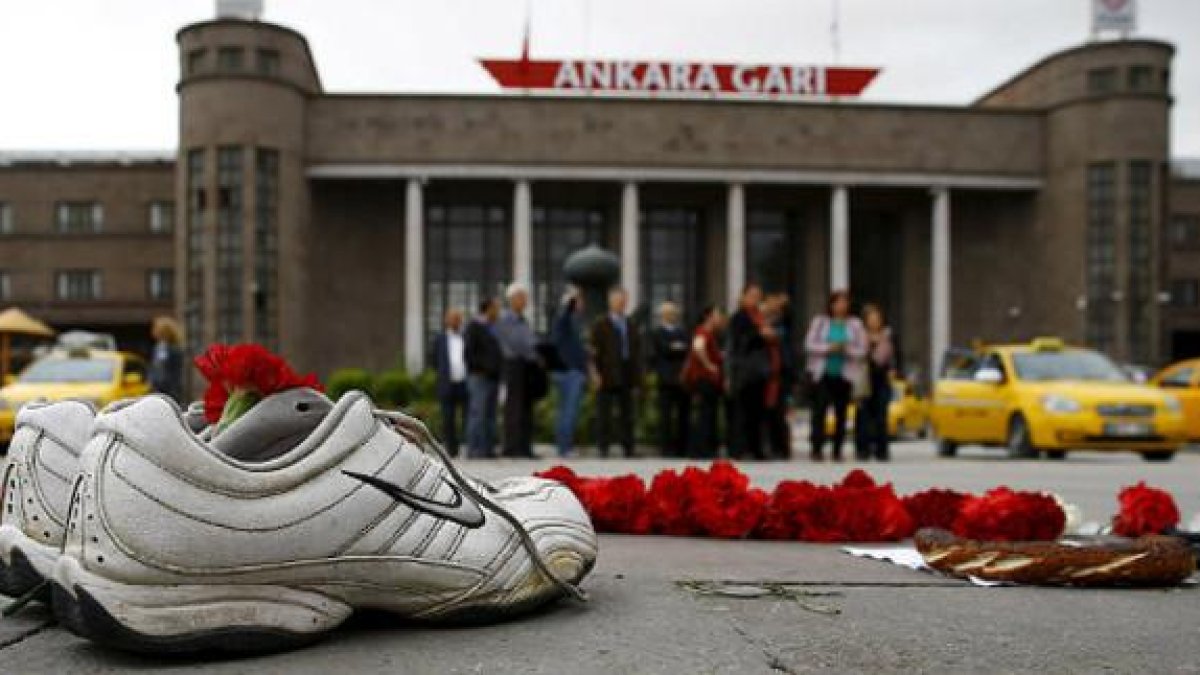 Un par de zapatillas y flores, en el lugar del cruel atentado vivido en Ankara, el pasado sábado.-REUTERS / UMIT BEKTAS