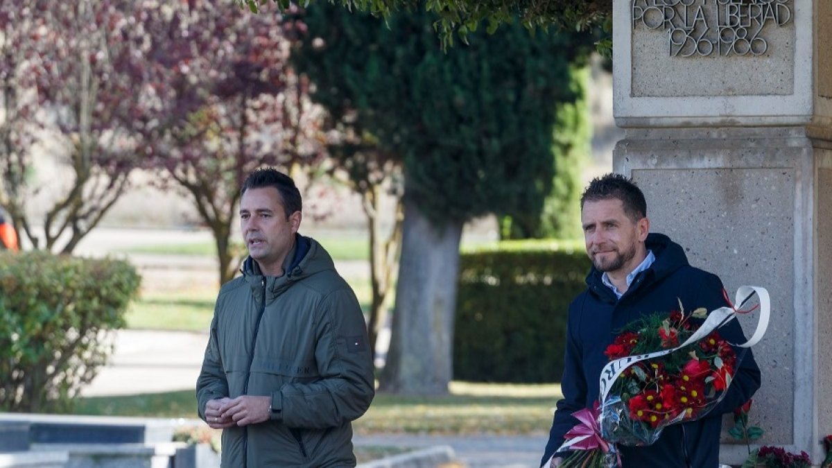 Daniel de la Rosa y Josué Temiño, en la ofrenda floral a las víctimas del franquismo en el cementerio de Burgos. SANTI OTERO