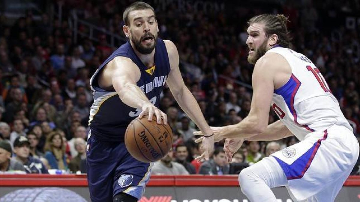 Marc Gasol, de los Grizzlies, es defendido por Spencer Hawes, de LA Clippers.-Foto: AP / JAE C. HONG