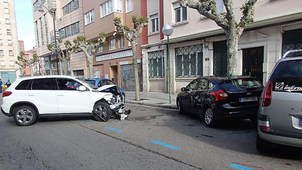 El coche blanco chocó con el negro tan fuerte que éste golpeó al gris.-ECB