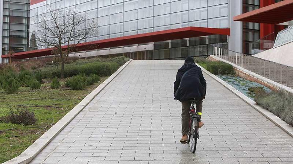 Un hombre en bicicleta sube la rampa del MEH.-RAÚL G. OCHOA