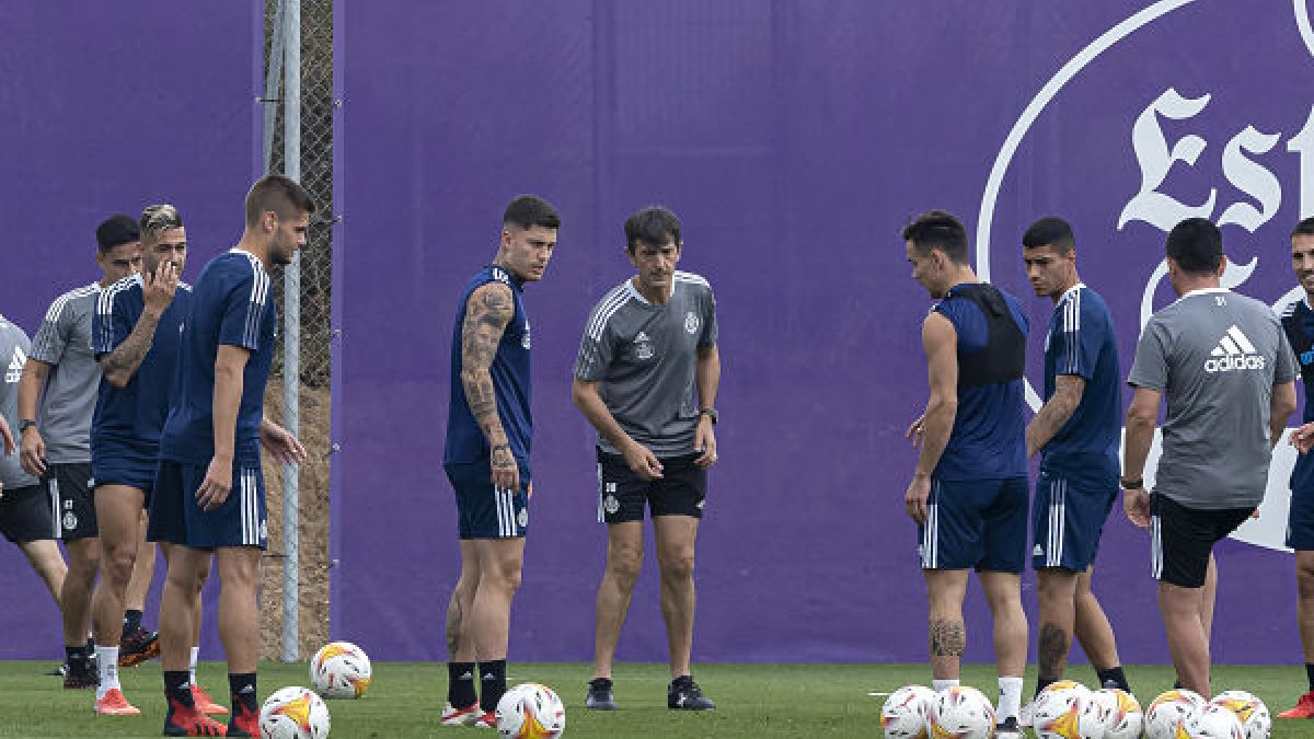 Los últimos en llegar: Sergio León, Queirós y Cristo, junto a Pacheta en el entrenamiento de ayer. PABLO REQUEJO