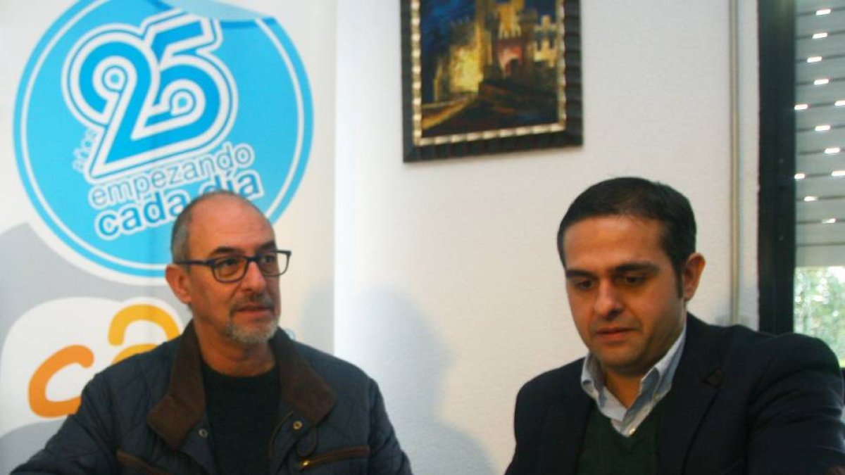 El presidente de Proyecto Hombre Bierzo-León, Jorge Juan Peña (I), junto al gerente de Calor Erbi (Grupo Viloria), Diego Lamelas (D)-Ical