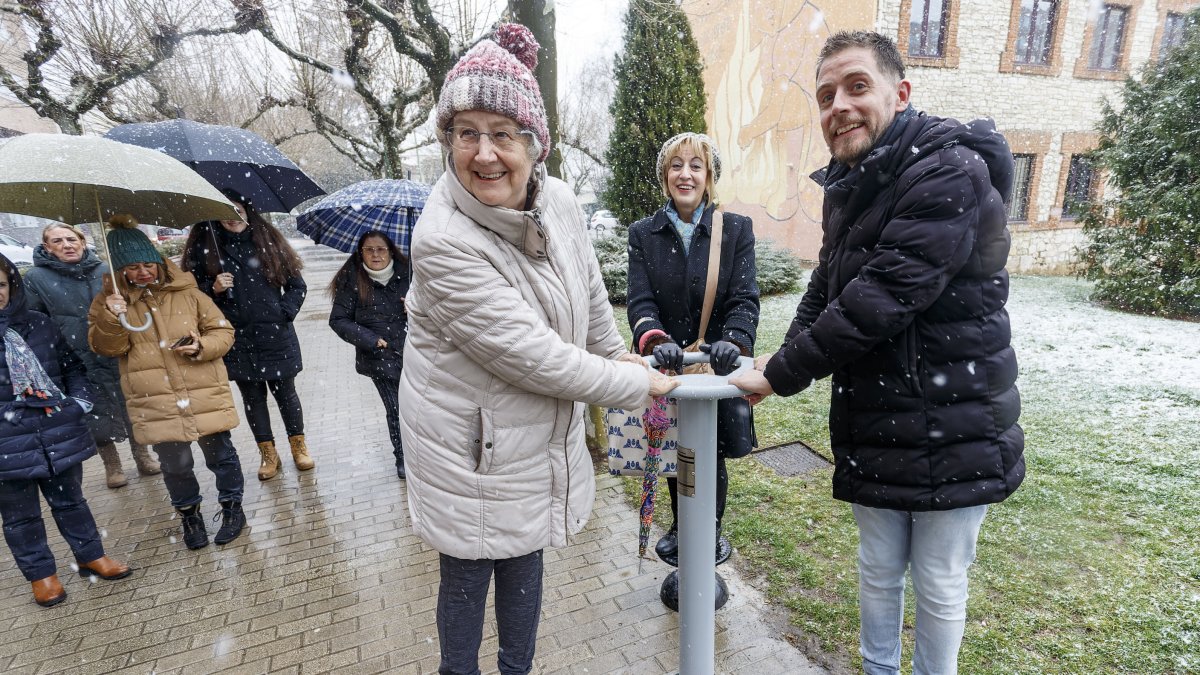 Los concejales Josué Temiño y Lola Ovejero prueban uno de los elementos del Parque biosaludable junto a una usuaria de las Aulas María Zambrano. SANTI OTERO