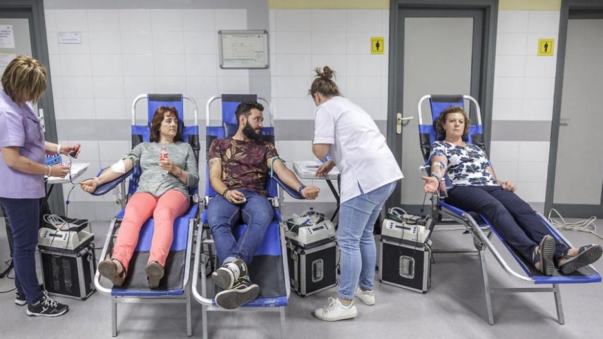 Tres personas donan sangre ayer en el centro de salud Gamonal Antigua.-SANTI OTERO