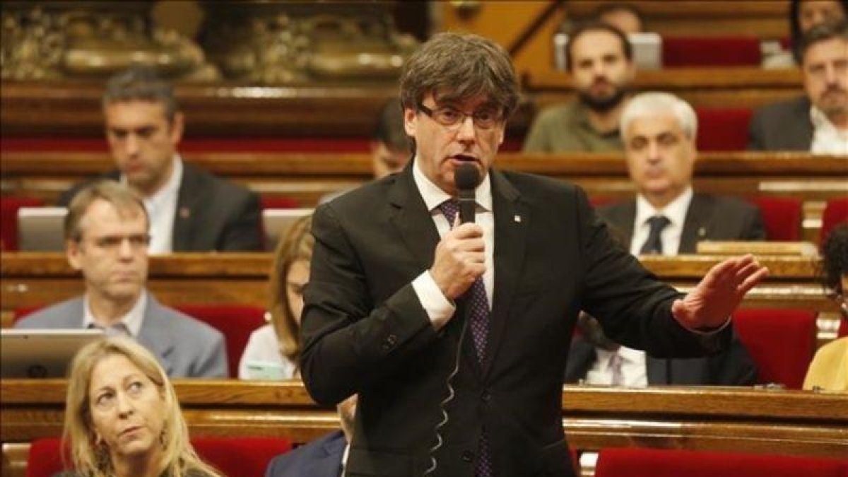 El president de la Generalitat, Carles Puigdemont, en el Parlament.-JULIO CARBO