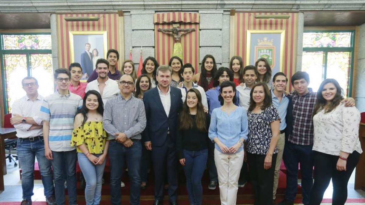 Javier Lacalle con los alumnos y profesores de la Tec de Monterrey.-RAÚL G. OCHOA