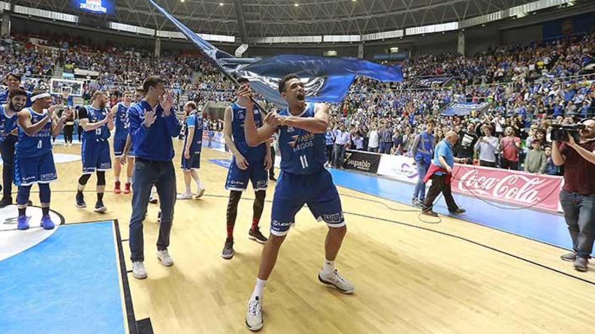 Sebas Saiz celebra con la grada la permanencia.-RAÚL OCHOA