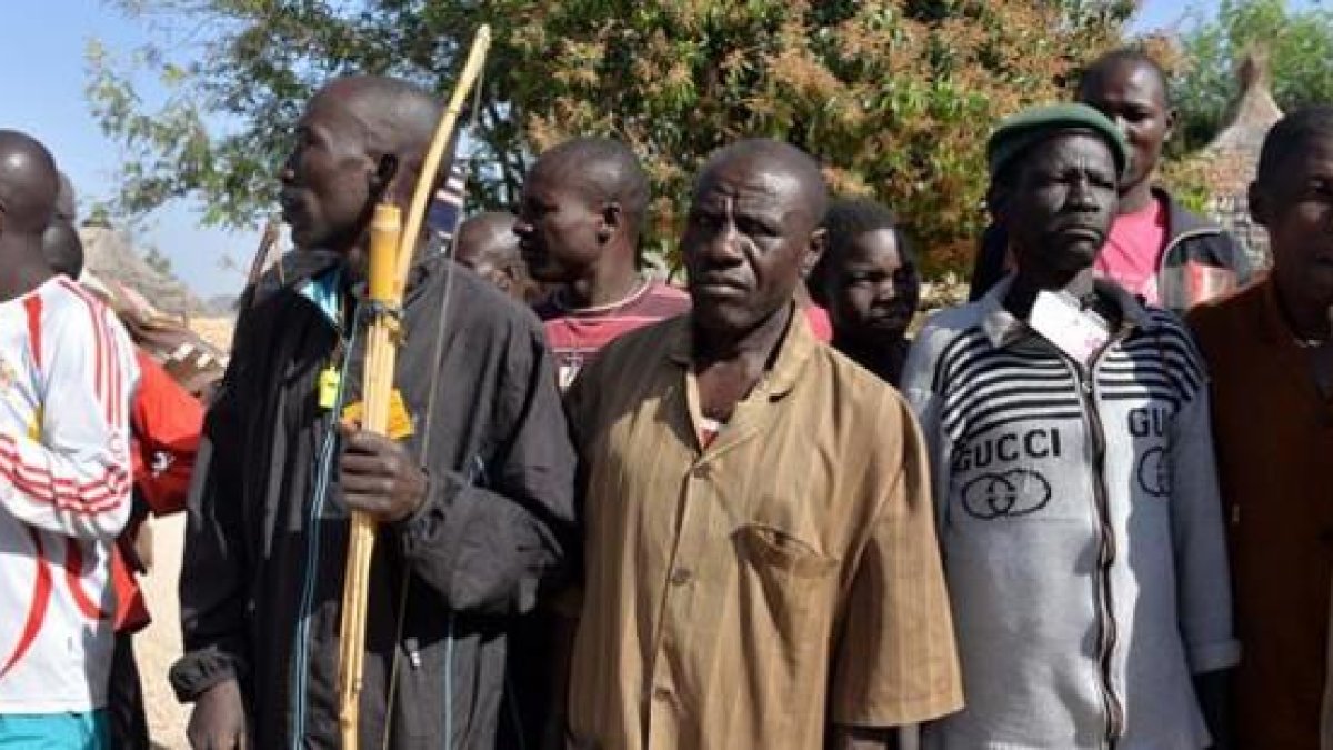 Civiles autoorganizados en una milicia para combatir a Boko Haram en el norte de Camerún, el pasado 16 de febrero.-AFP / REINNIER KAZE