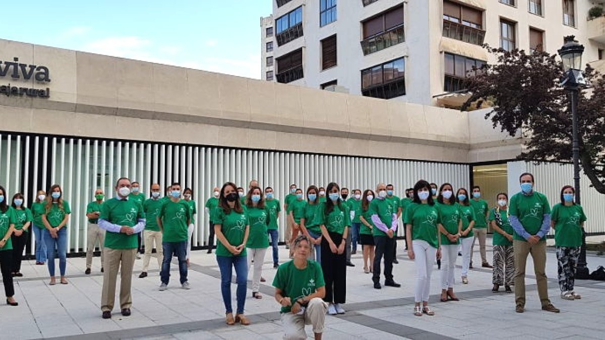 Un grupo de empleados de Cajaviva posa a las puertas de su sede central en Burgos. ECB