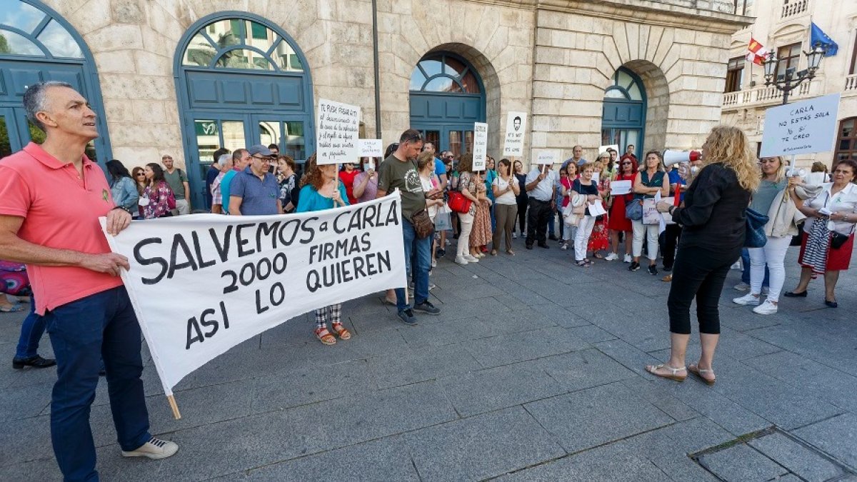 Concentración en Burgos de apoyo a Carla, la joven afectada por Lyme crónico ingresada en Psiquiatría del HUBU. SANTI OTERO