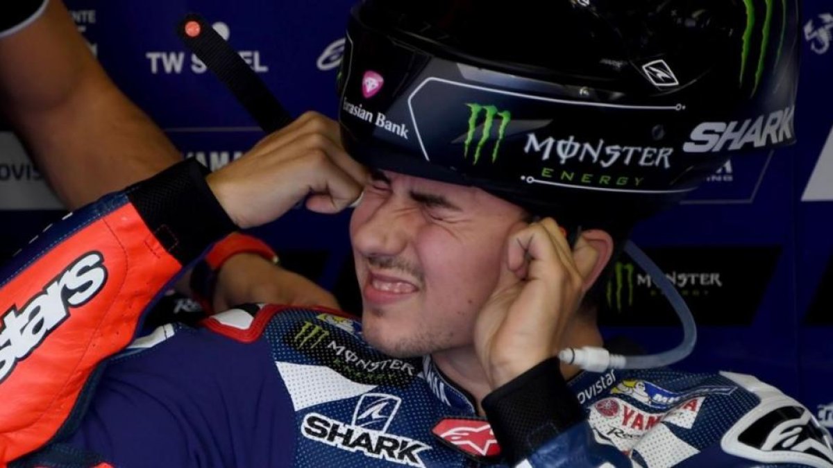 Jorge Lorenzo se pone el casco en su box de Motegi (Japón).-AFP / TOSHIFUMI KITAMURA