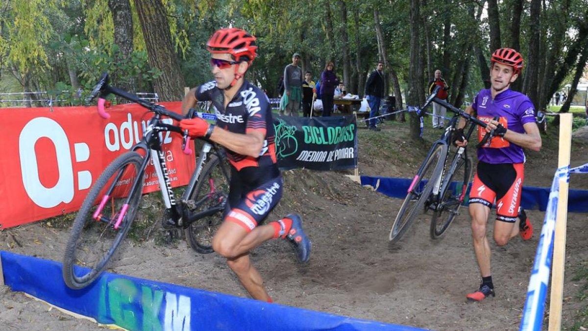 Esteban por delante de Hernández en los obstáculos artificiales.-CXMEDINA