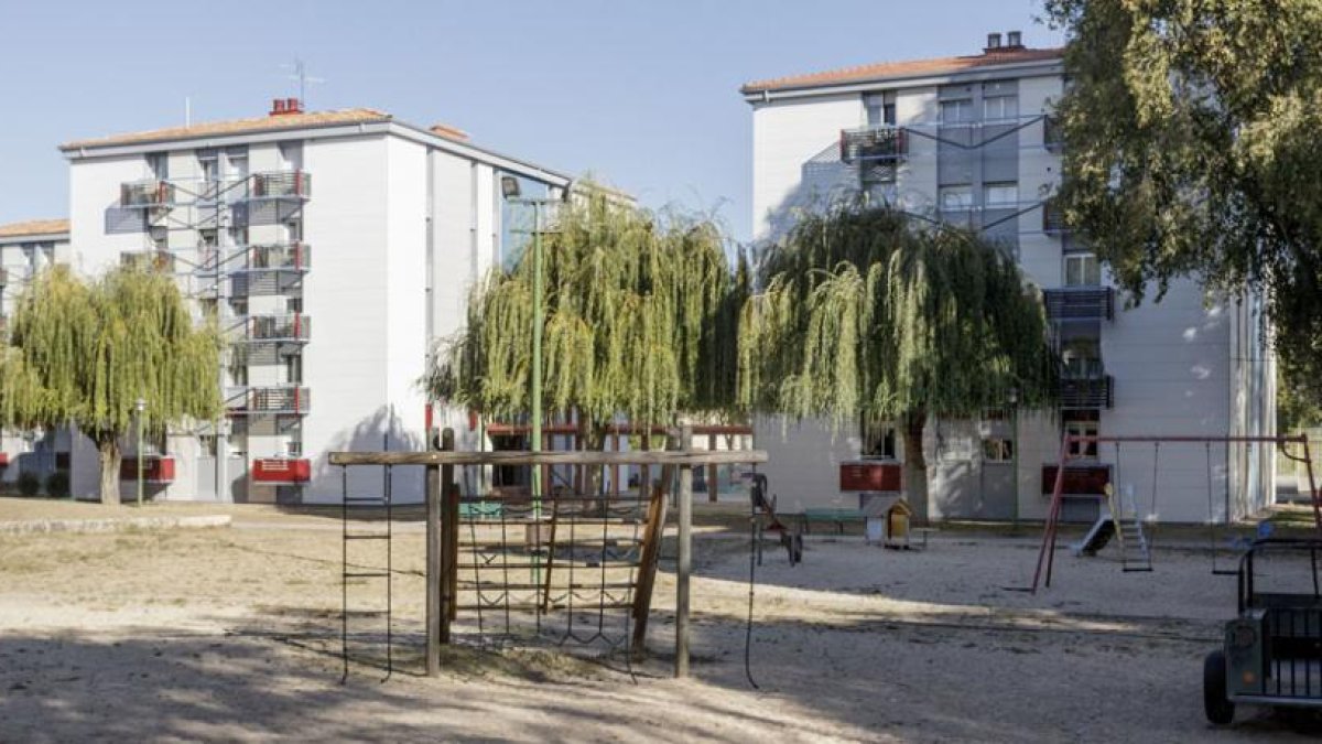 Imagen desde el parque de San Cristóbal, en la calle Padre Arregui, de varios bloques en los que han terminado las obras.-SANTI OTERO