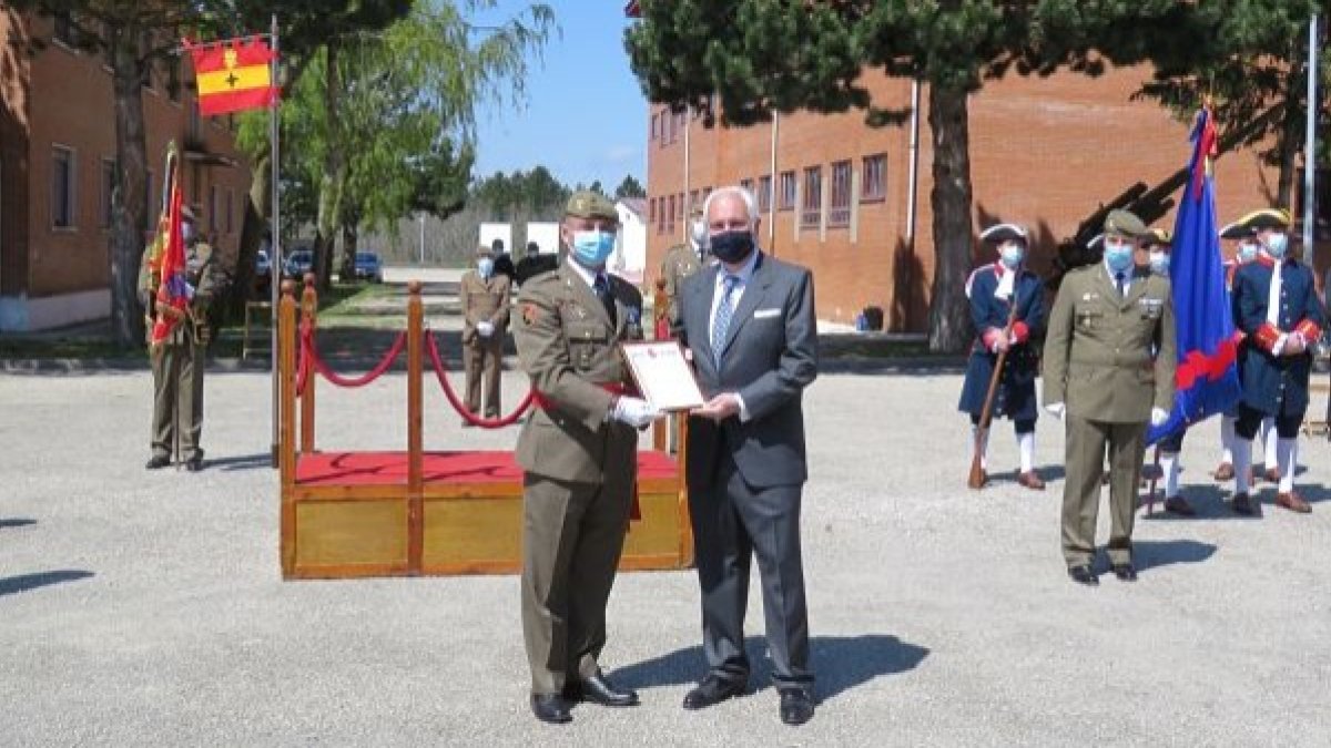 José Luis Concepción recibió el distintivo de manos del general de Brigada Vicente Torres. ECB