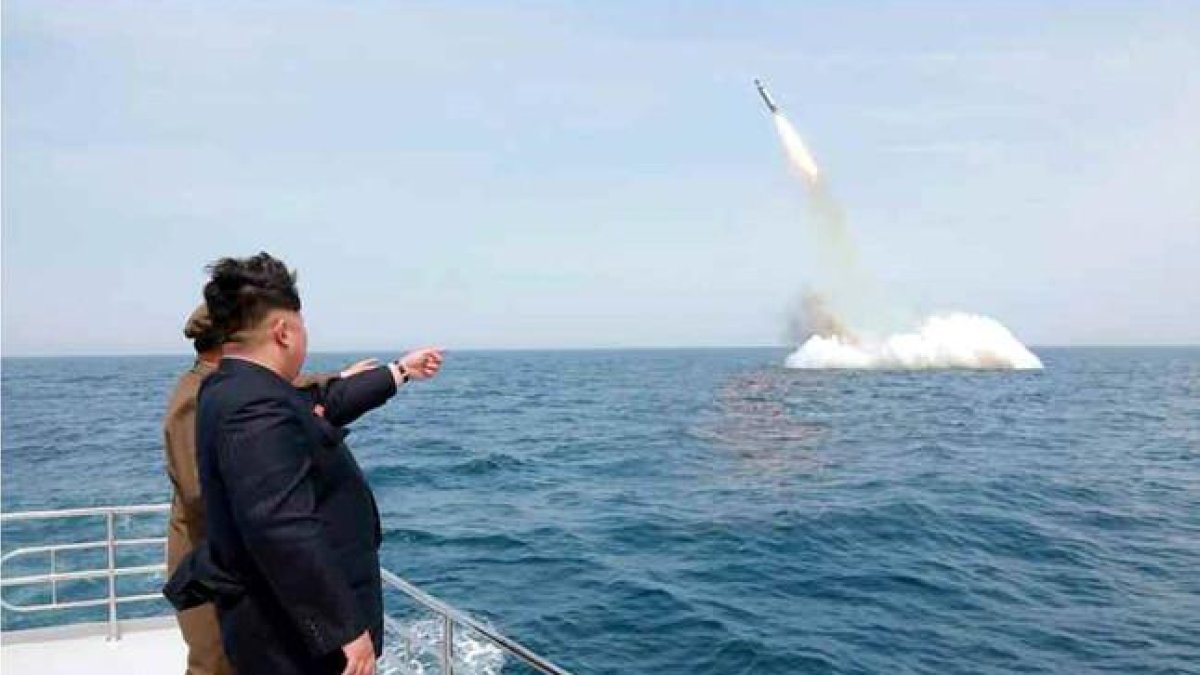 El líder norcoreano, Kim Jong-un, asiste al lanzamiento del misil submarino-EFE