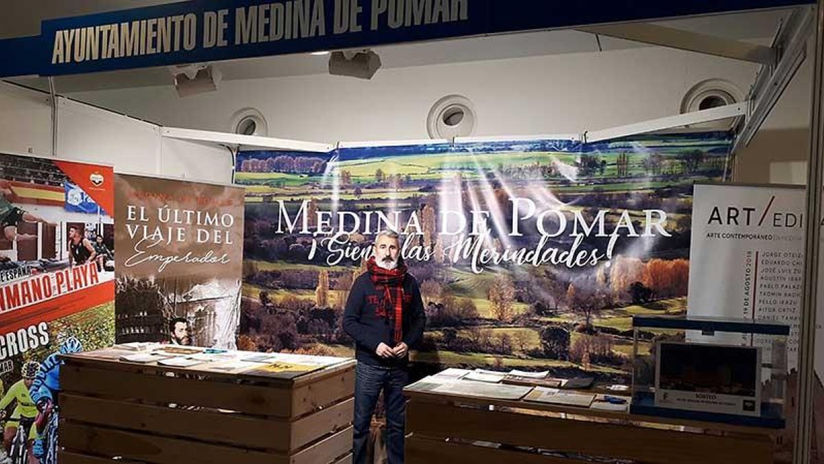 Carlos Pozo en el stand que ocupó la comarca medinesa en la feria pamplonica de Navatur la pasada semana.-ECB