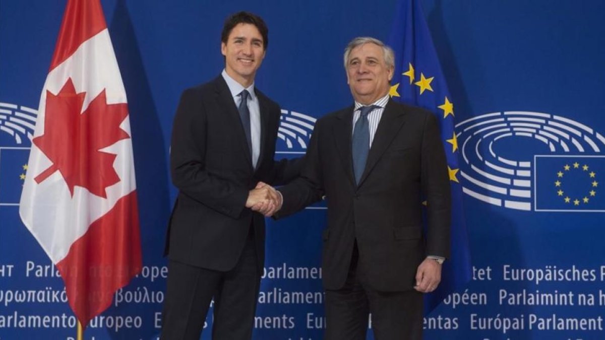 rudeau (izquierda) posa con Antonio Tajani, presidente del Parlamento Europeo, a su llegada a Estrasburgo (Francia), este jueves.-ADRIAN WYLD