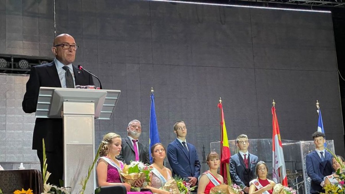 El consejero de Agricultura y Ganadería, Jesús Julio Carnero pronunció el pregón de Lerma. ICAL