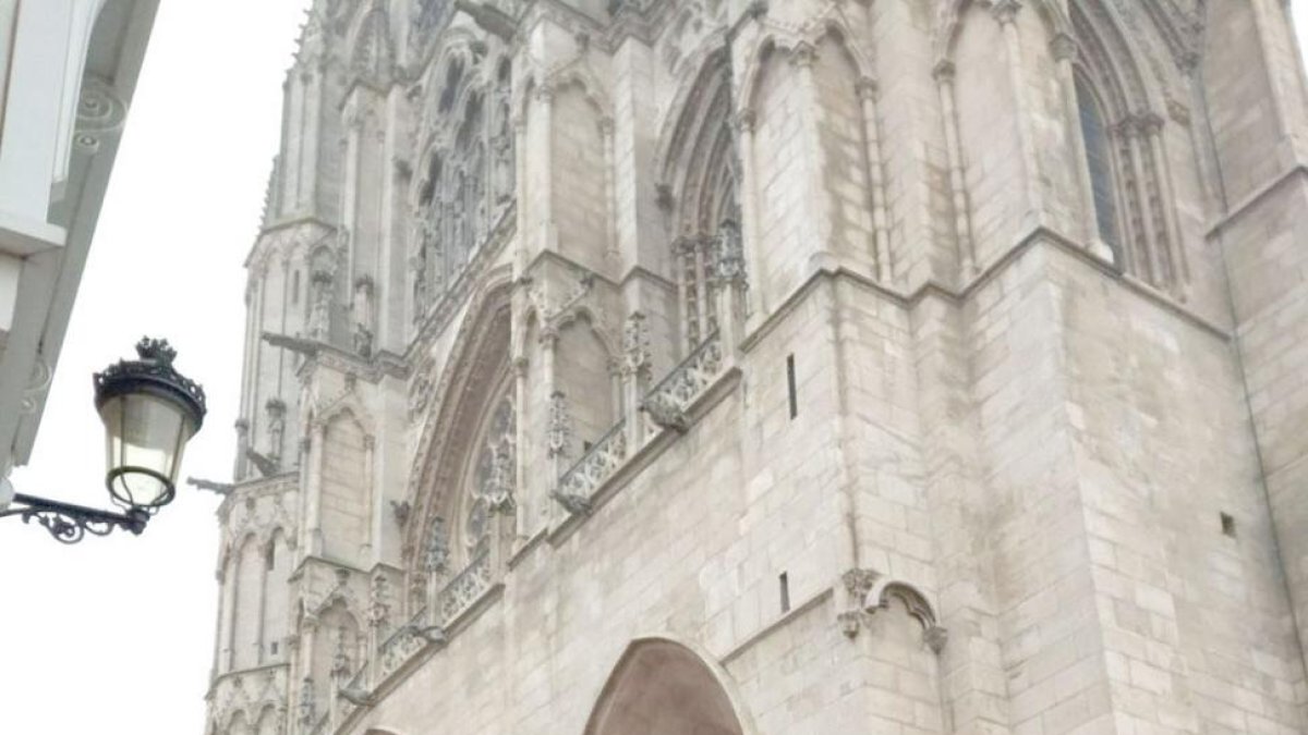 Imagen del vehículo en las escaleras.-POLICÍA LOCAL