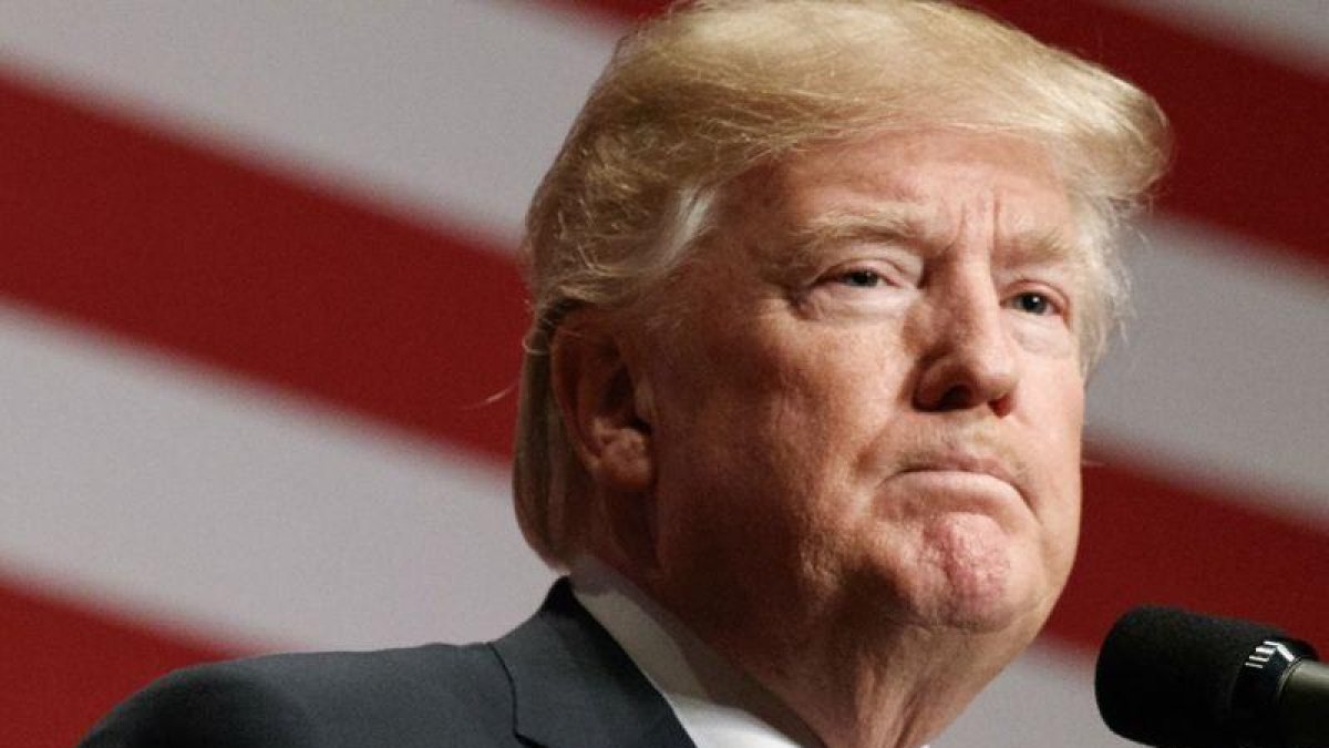 Los agentes de inteligencia estadounidenses consideran, según The New York Times, que Trump se toma a la ligera la seguridad electrónica.-AP