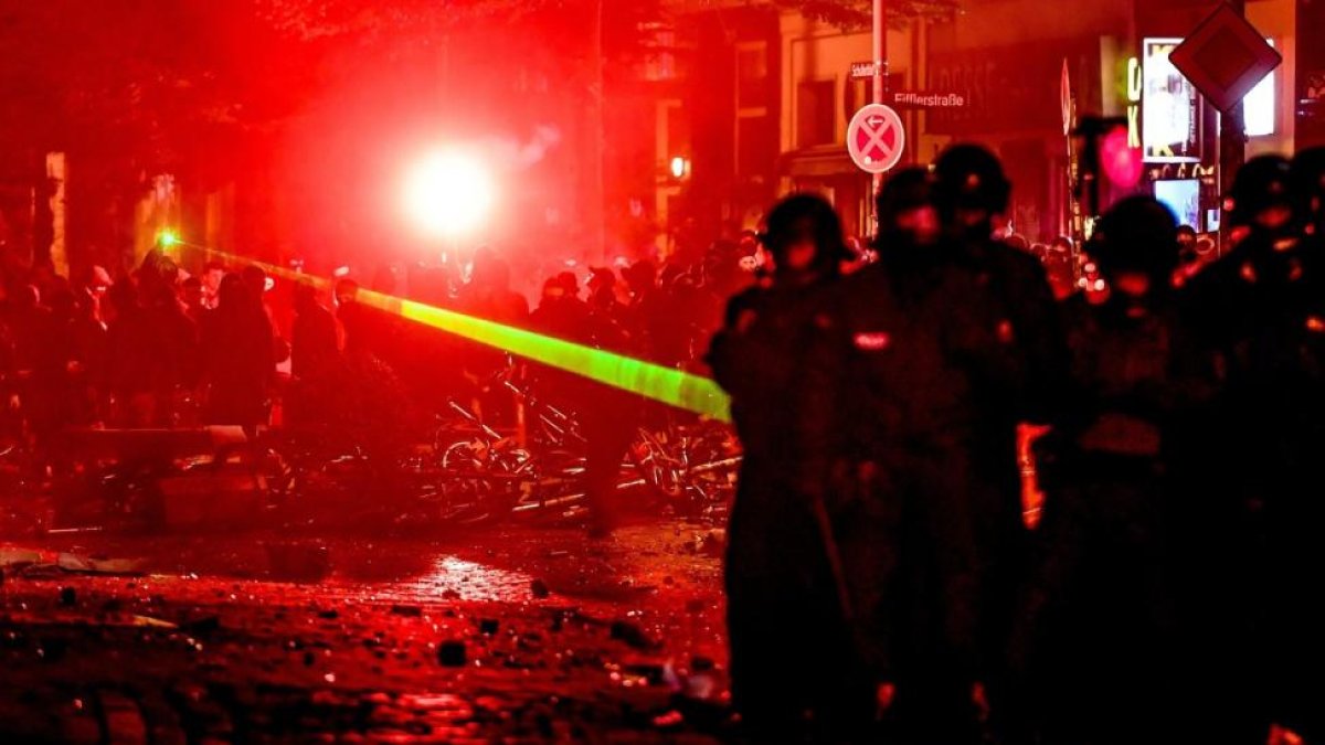 Los manifestantes usan un láser contra la policía.-EFE
