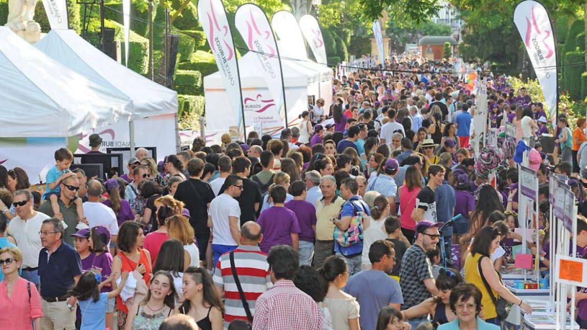Imagen de la feria celebrada ayer en el paseo del Espolón.-ISRAEL L. MURILLO