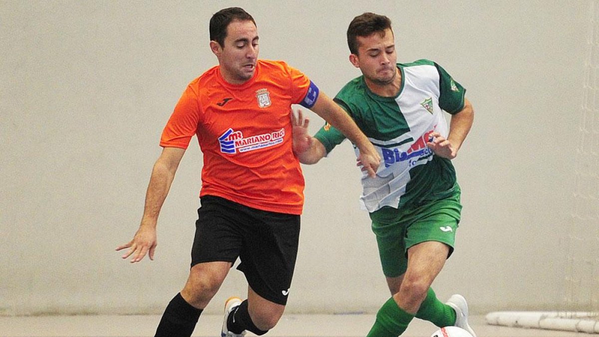 Isra cuerpea con un jugador del Cuéllar en el choque de ayer en el Polideportivo Círculo-Israel L. Murillo