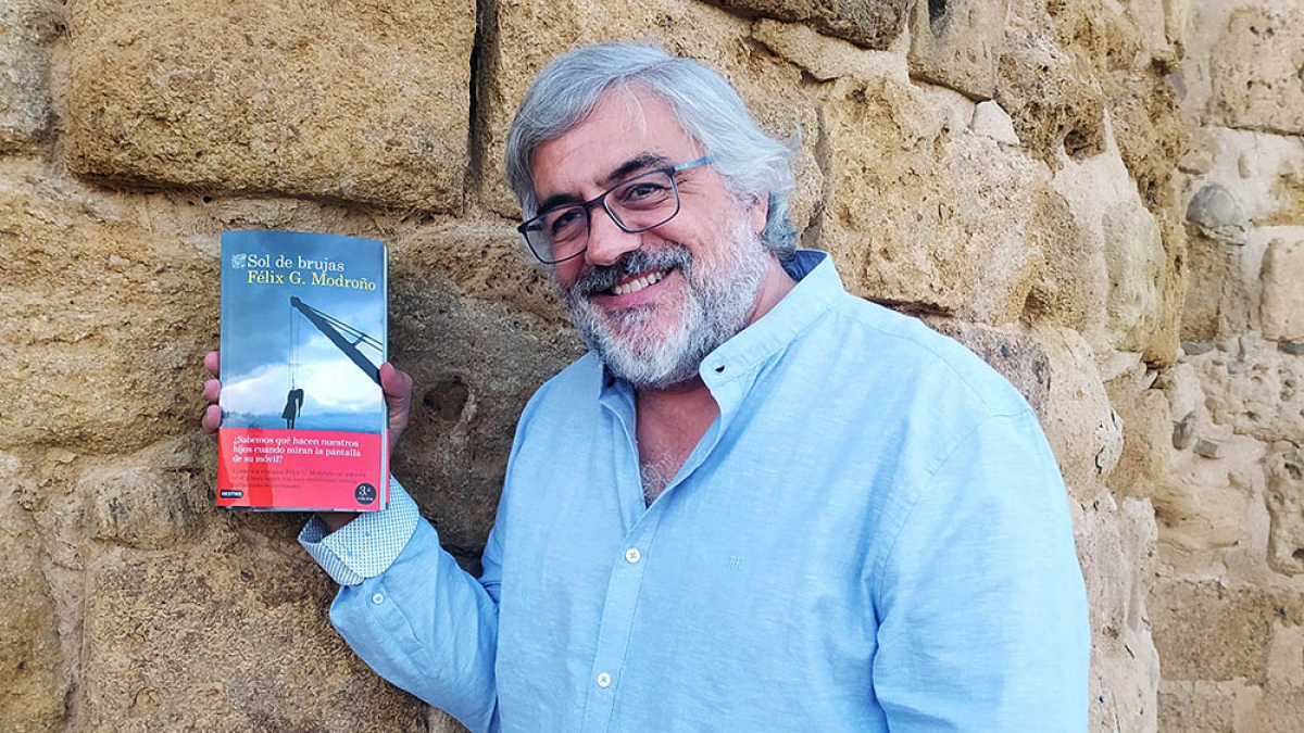 El escritor Félix G. Modroño, con un ejemplar de su última novela. ‘Sol de brujas’. ECB