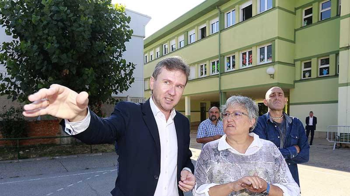 El alcalde, Javier Lacalle, junto a la directora del centro, Belén González.-RAÚL G. OCHOA
