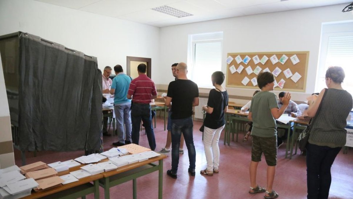 Colas para votar en un colegio electoral de Valladolid-ICAL