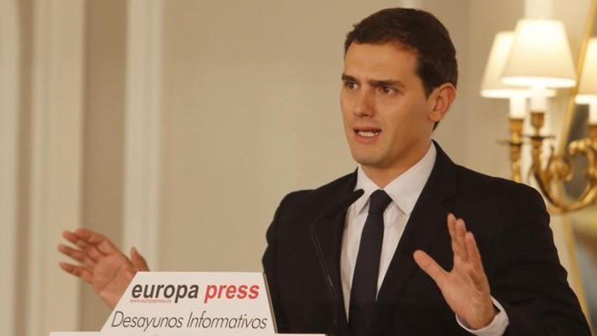 El líder de Ciudadanos, Albert Rivera, durante el desayuno informativo en el que ha participado este martes en Madrid.-AGUSTÍN CATALÁN