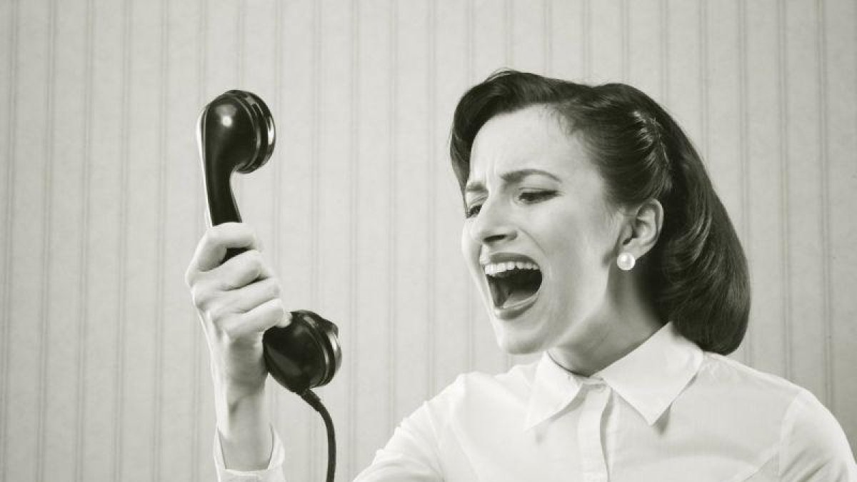 Una mujer grita al teléfono.-123RF