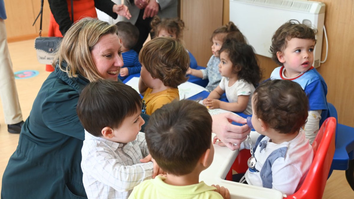Imagen de la consejera de Familia e Igualdad de Oportunidades, Isabel Blanco, visita el Programa Crecemos, en Villalbilla de Burgos. ICAL