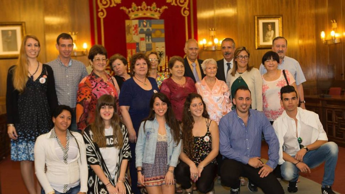 La presidenta de la Diputación Provincial de Zamora, Mayte Martín, y el diputado de Educación, Cultura, Juventud, Deportes y Emigración, José Luis Bermúdez, reciben a los nueve participantes del programa Añoranza y a los ocho del Programa Raíces-Ical