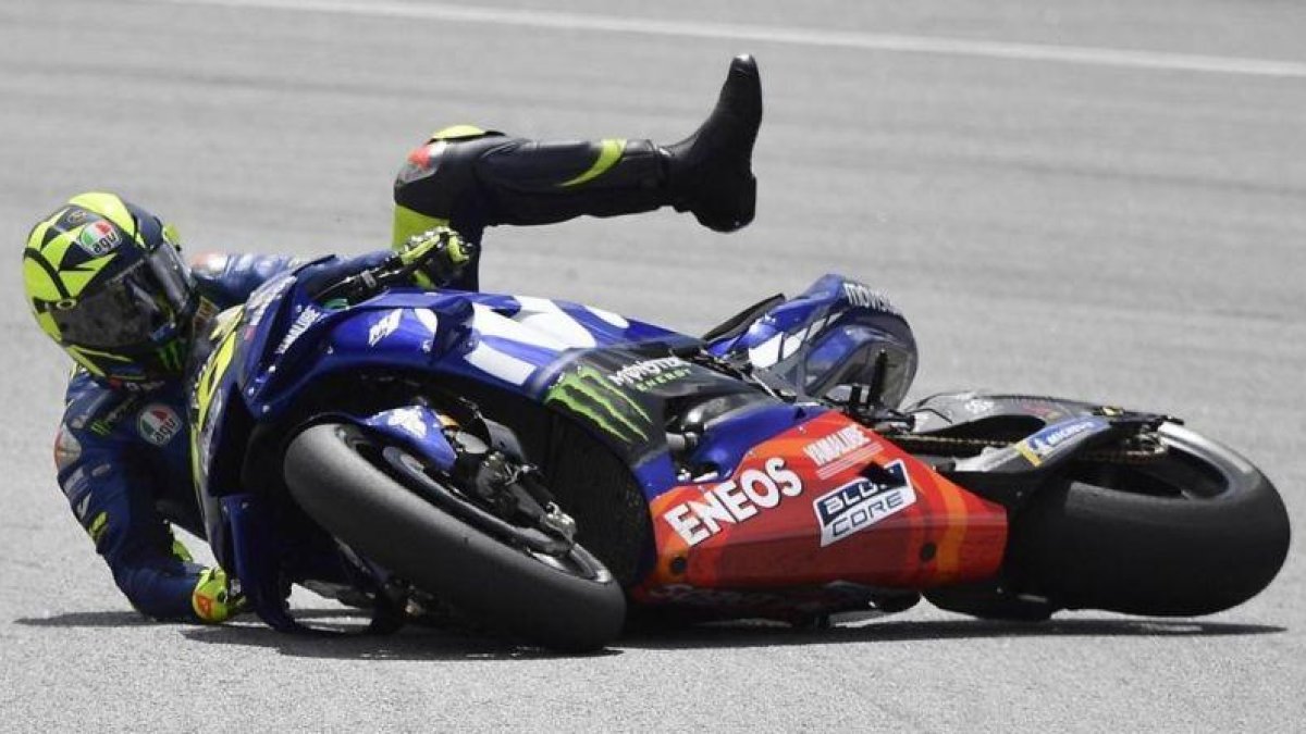 Así fue como Valentino Rossi (Yamaha) rodó por los suelos en Sepang, entregándole la victoria a Marc Márquez (Honda).-MILAGRO / TINO MARTINO
