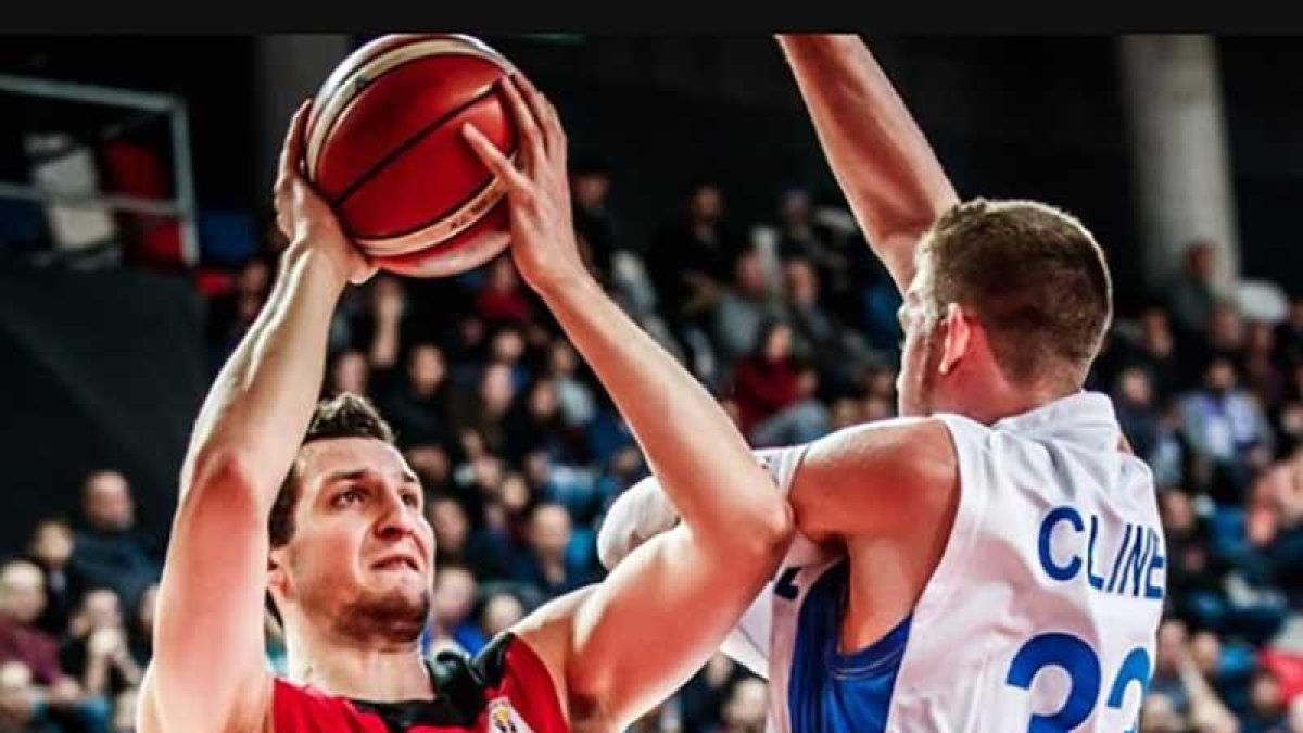 Zipser lanza a canasta en el partido que enfrentó ayer a Alemania con Israel.-FIBA