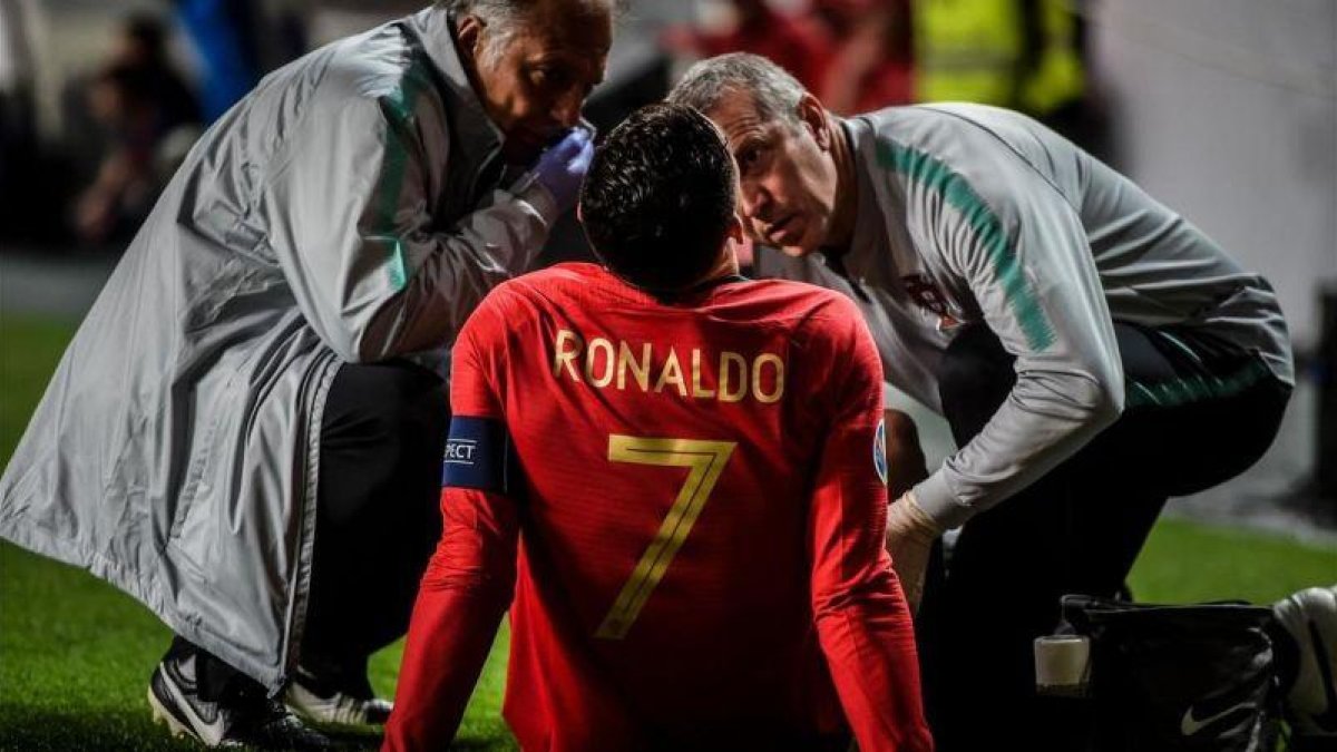 Cristiano Ronaldo atendido por los médicos instantes después de su lesión con Portugal.-EL PERIÓDICO