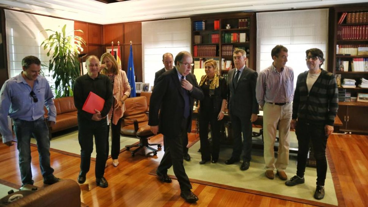 El presidente de la Junta de Castilla y León, Juan Vicente Herrera, firma el Plan de Dinamización Económica de los Municipios Mineros 2016-2020 con responsables de Cecale, UGT y CCOO.-ICAL