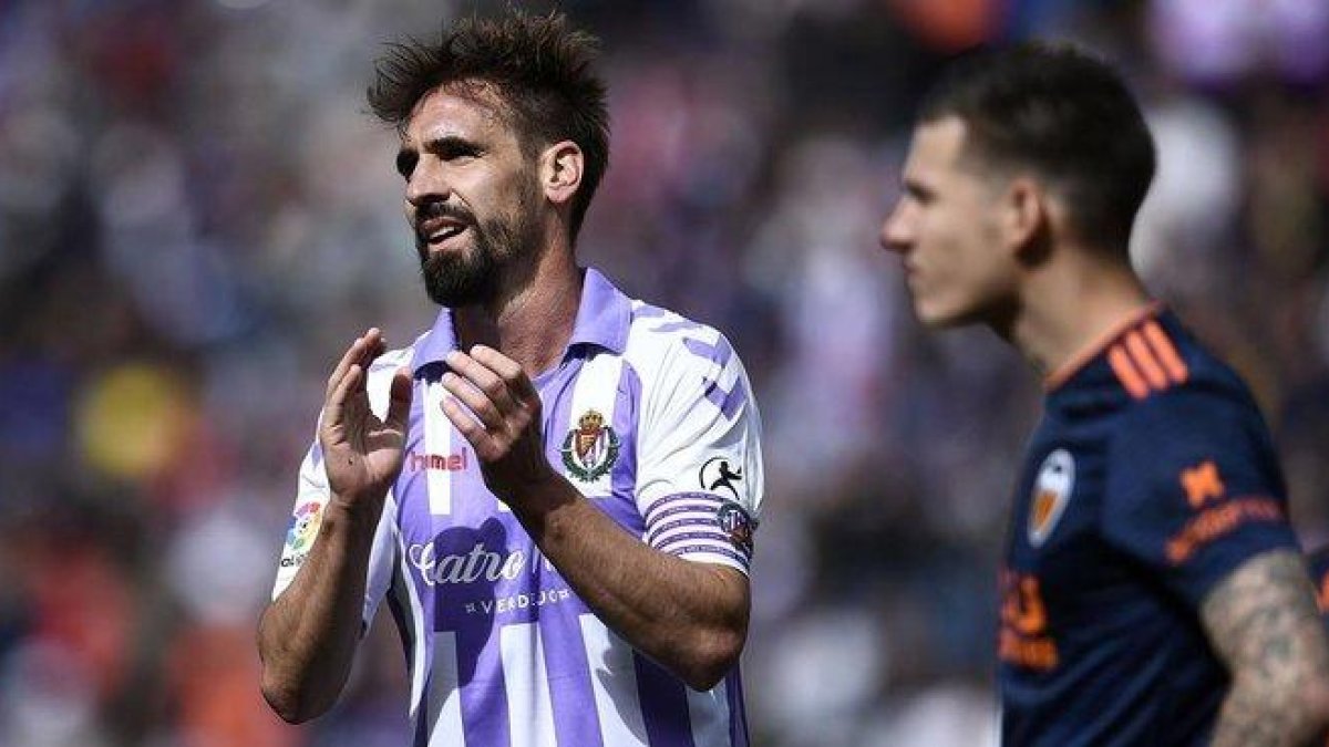 Borja Fernández, durante el partido Valladolid - Valencia que ahora se investiga.-AFP / ÓSCAR DEL POZO