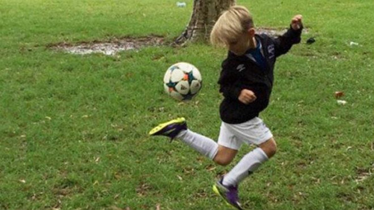 El joven, de 6 años, Ari Kum demuestra sus habilidades con el balón.-