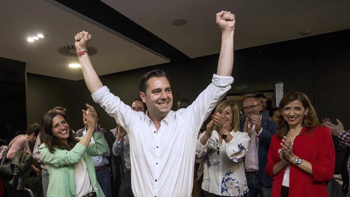 Daniel de la Rosa celebra la victoria electoral en las elecciones del 26 de mayo de 2019. ISRAEL L. MURILLO