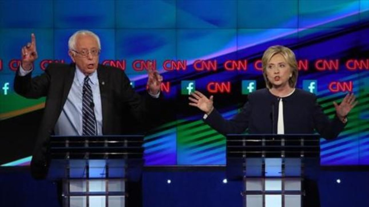 Los candidatos demócratas, Hillary Clinton y Bernie Sanders, en Las Vegas.-AFP / JOHN HANER