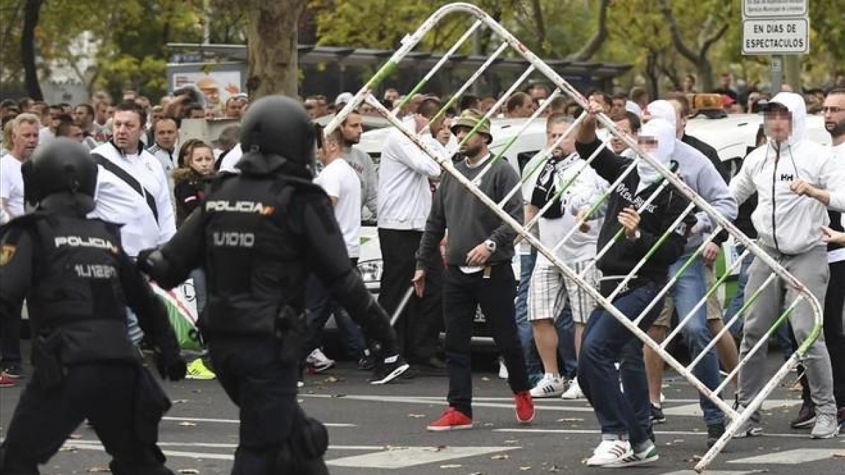 Hinchas del Legia se enfrentan a la policía en Madrid.-EFE / BARTOLOMIEJ ZBOROWSKI