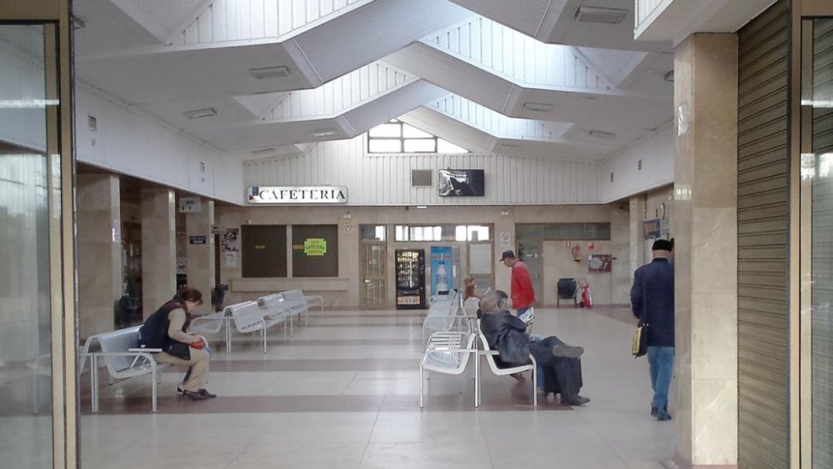 Sin tren, el transporte por autobús se ha convertido en la única alternativa para muchos.-L. V.