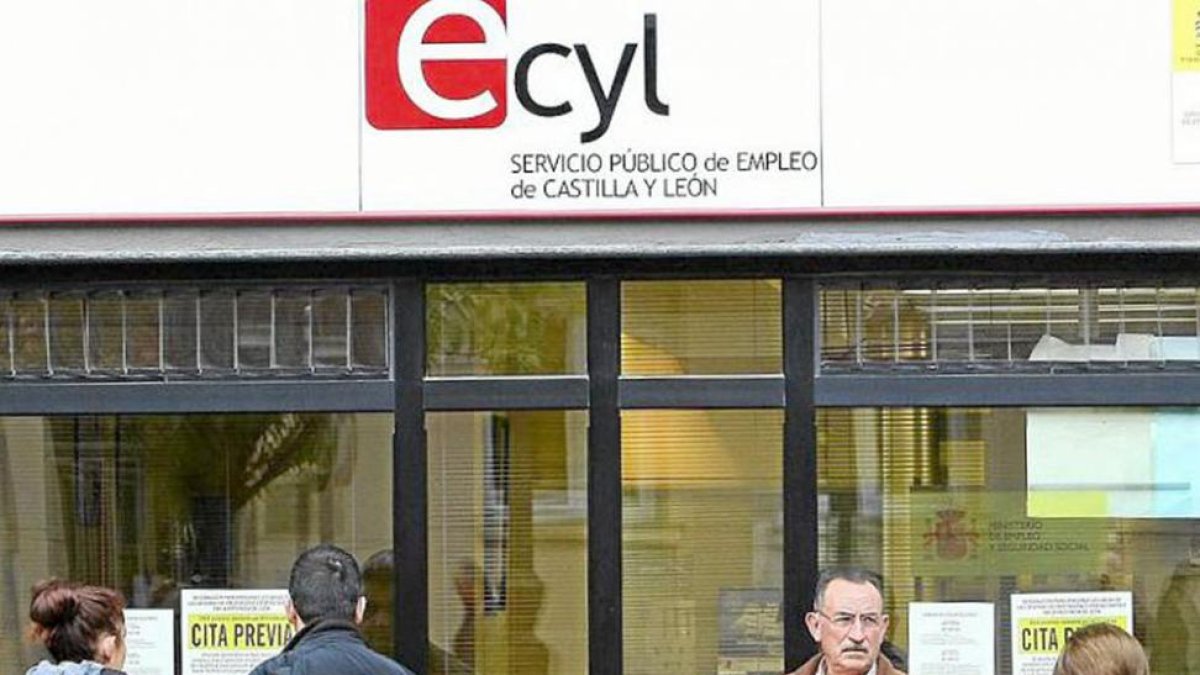 Varias personas, frente a una oficina del Ecyl.-ECB
