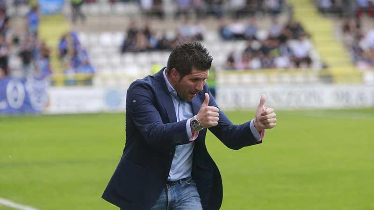 Nacho Fernández da su aprobación a una jugada del Burgos CF en el choque de ayer-Raúl G. Ochoa