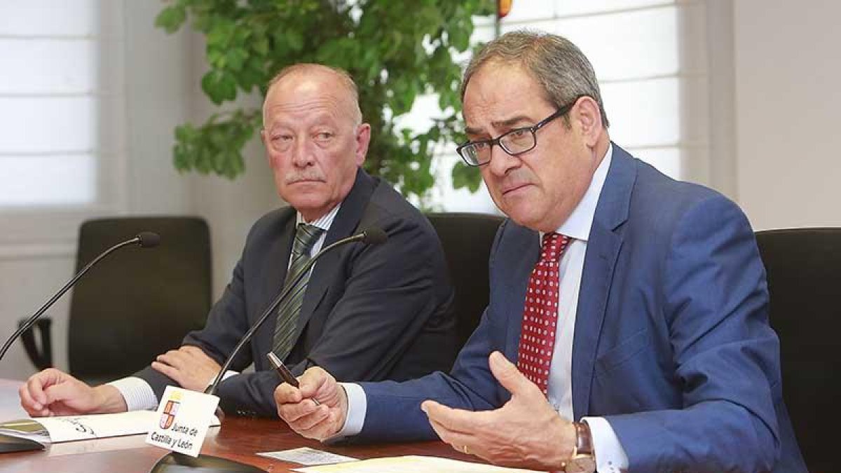 El delegado de la Junta y el jefe de Sanidad presentaron la campaña.-R. OCHOA