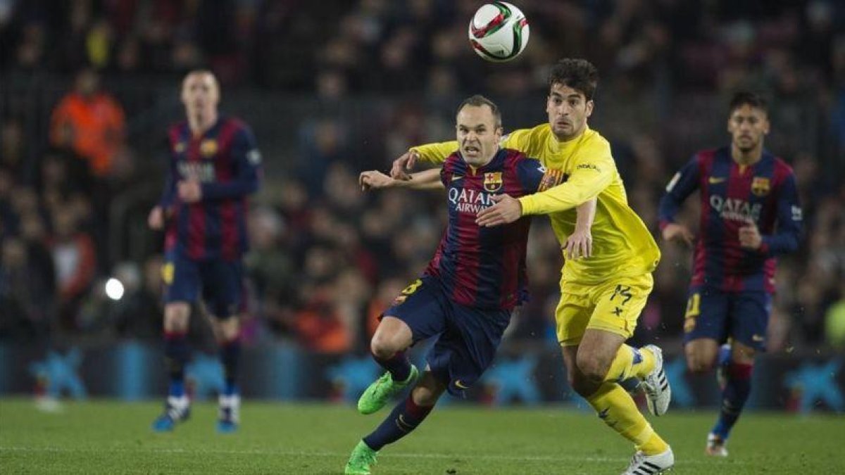 Trigueros pugna con Iniesta en las semifinales de Copa de la pasada temporada.-JORDI COTRINA