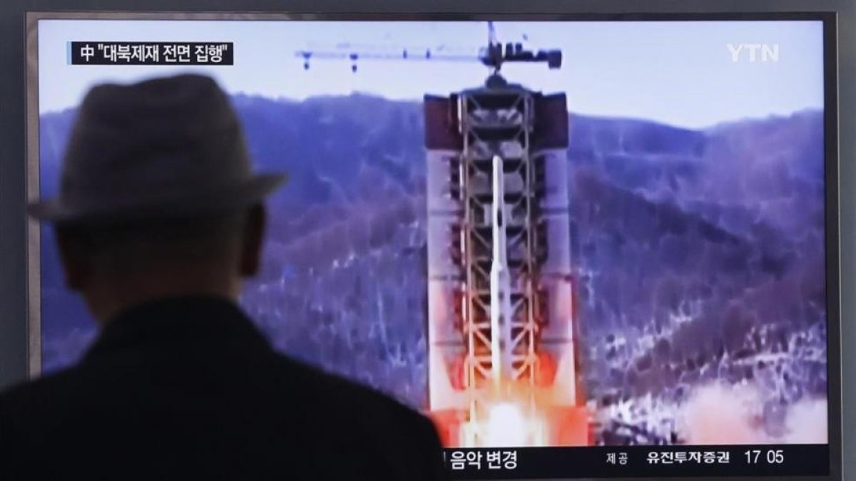 Un hombre observa imágenes televisivas de archivo del lanzamiento de un misil norcoreano, este jueves, en Seúl.-AFP / AHN YOUNG-JOON